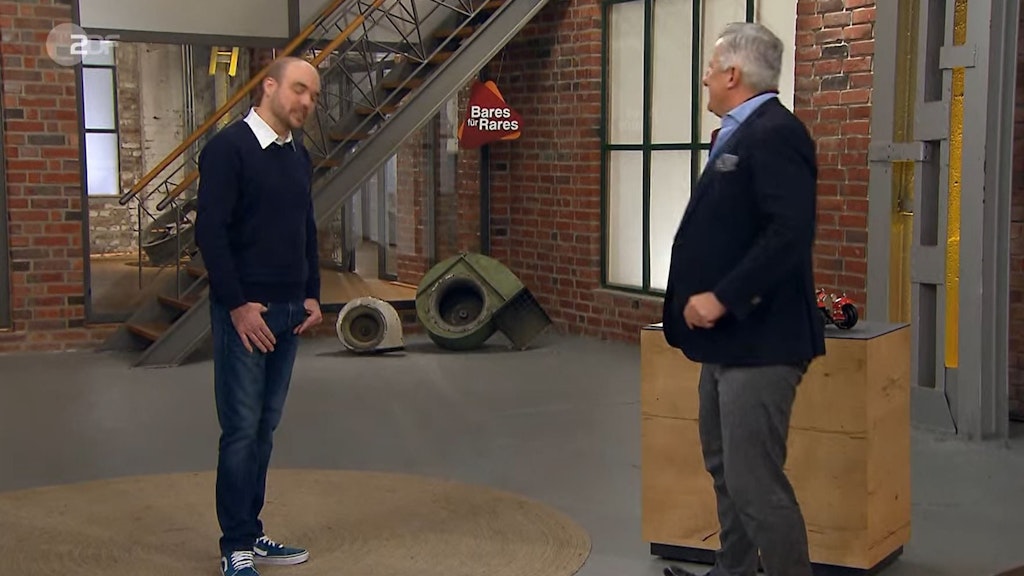 „Bares für Rares“: Markus Wildhagen bekommt hier den Zuschlag für ein Modell eines Alfa Romeo 8C.