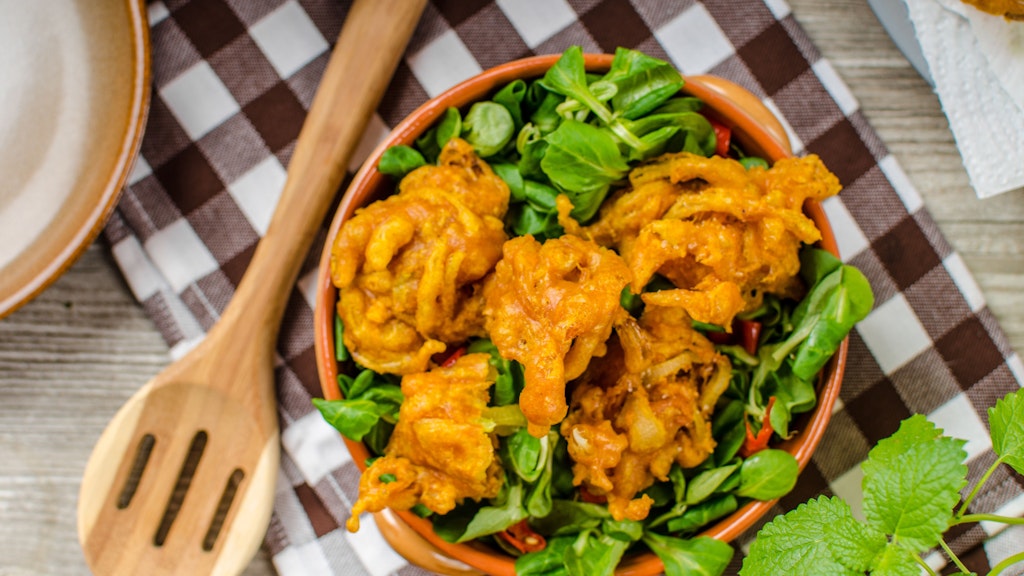 Auch Fleisch, Käse oder anderes Gemüse kann in Pakora-Teig ausgebacken werden.