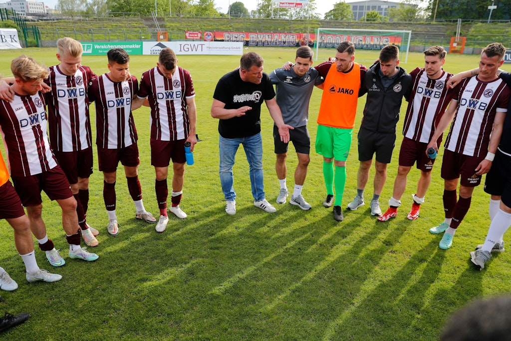 Gleich nach dem 1:2 gegen den BAK redet BFC-Trainer Christian Benbennek auf seine Jungs sein und versucht so, den aufkommenden Frust zu verjagen.