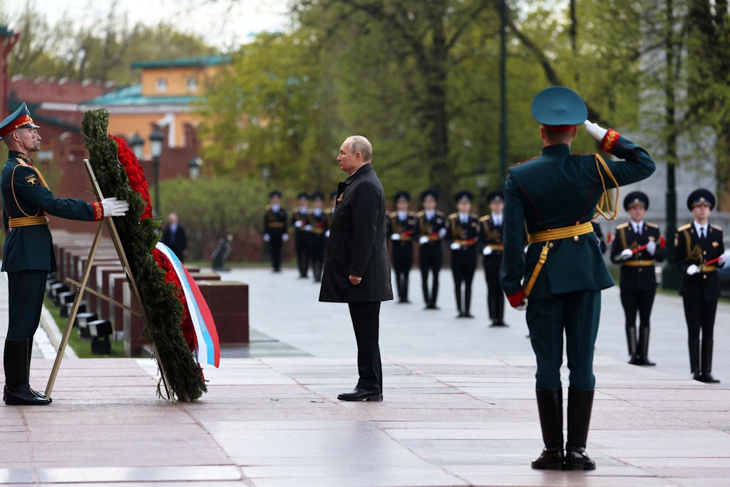 Wladimir Putin am Grab des Unbekannten Soldaten an der Kreml-Mauer. Die Sowjetunion verlor im Zweiten Weltkrieg 27 Millionen Menschen, darunter acht Millionen Ukrainer.