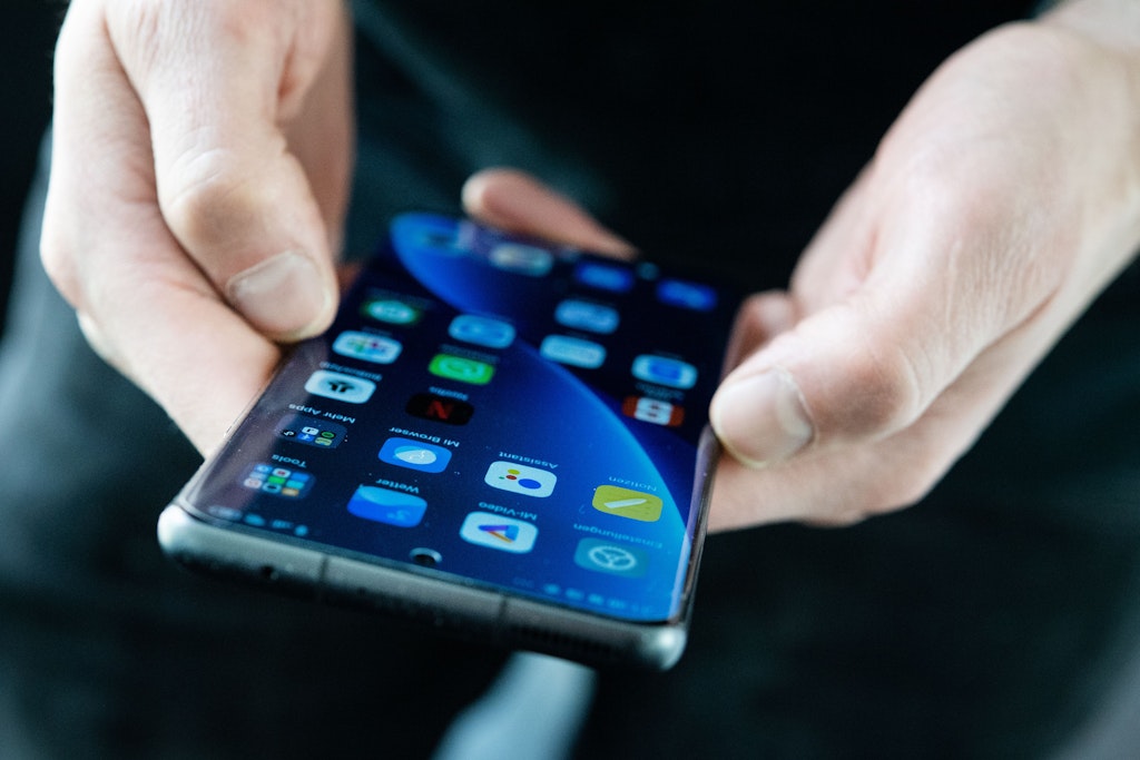Die Listenpreise des Xiaomi 12 Pro starten bei 1050 Euro. Im Handel ist das Smartphone teils aber schon für weniger als 900 Euro zu haben.