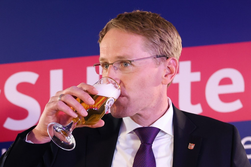 Das hat geflenst: Daniel Günther nahm nach seinem Wahlsieg einen Schluck des Plopp-Biers.
