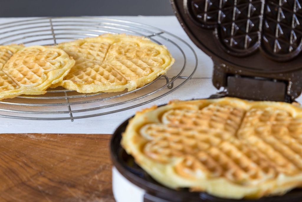 Waffeln aus dem Waffeleisen schmecken einfach jedem - man kann das Rezept ganz einfach nachmachen.
