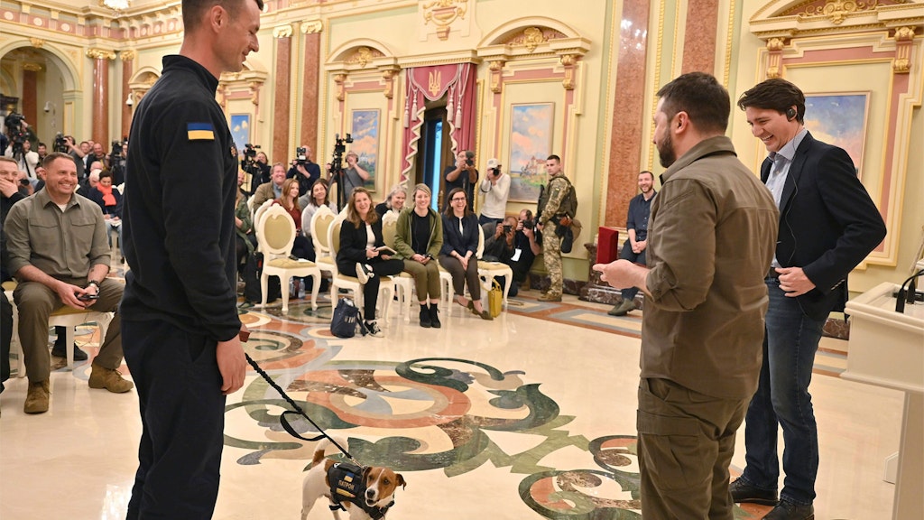 Patron, sein Besitzer Myhailo Iliev, Wolodymyr Selenskyj und Justin Trudeau.