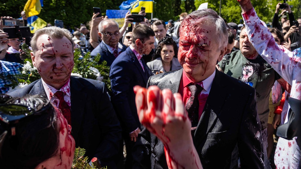 Der russische Botschafter in Polen, Sergey Andreev wurde mit blutroter Farbe bespritzt.