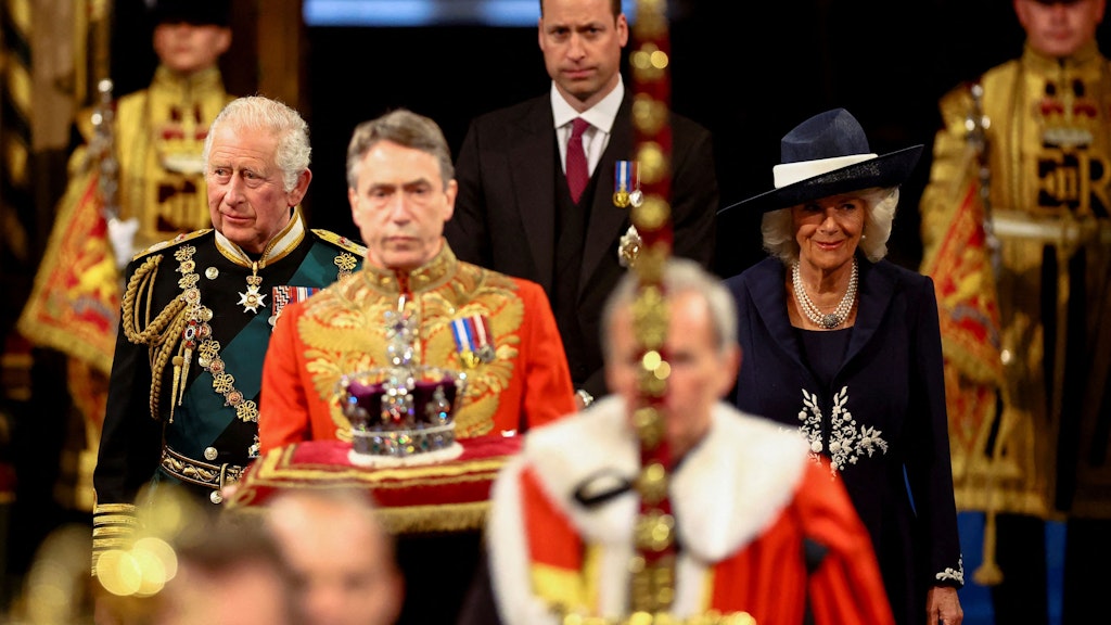 Die Krone wurde Charles, Camilla und William vorangetragen.