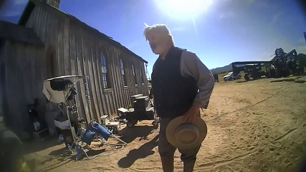 Dieses Bild aus dem Video einer Body-Cam, das vom Büro des Sheriffs von Santa Fe County herausgegebenen wurde, zeigt Alec Baldwin nach dem tödlichen Schuss.