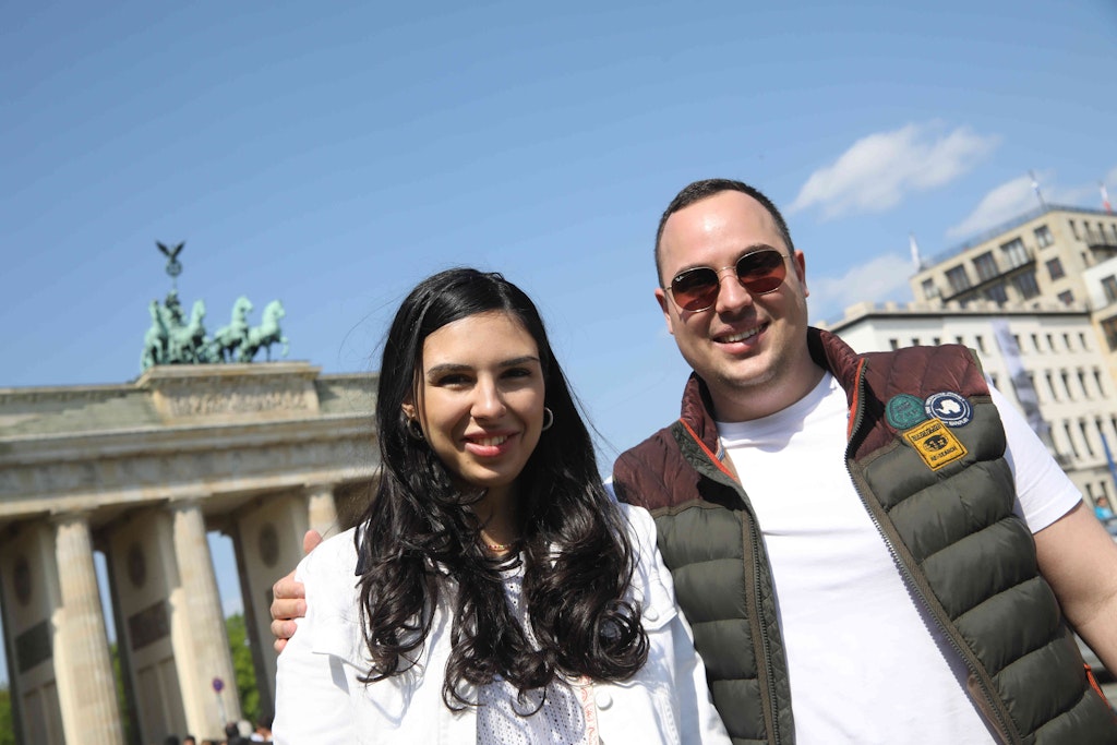 Die Touristen sind wieder in Berlin. Ivana (25) und Peter (25) kommen aus Montenegro.
Ivana und Peter sagen: Wir sind das erste Mal seit drei Jahren unterwegs.