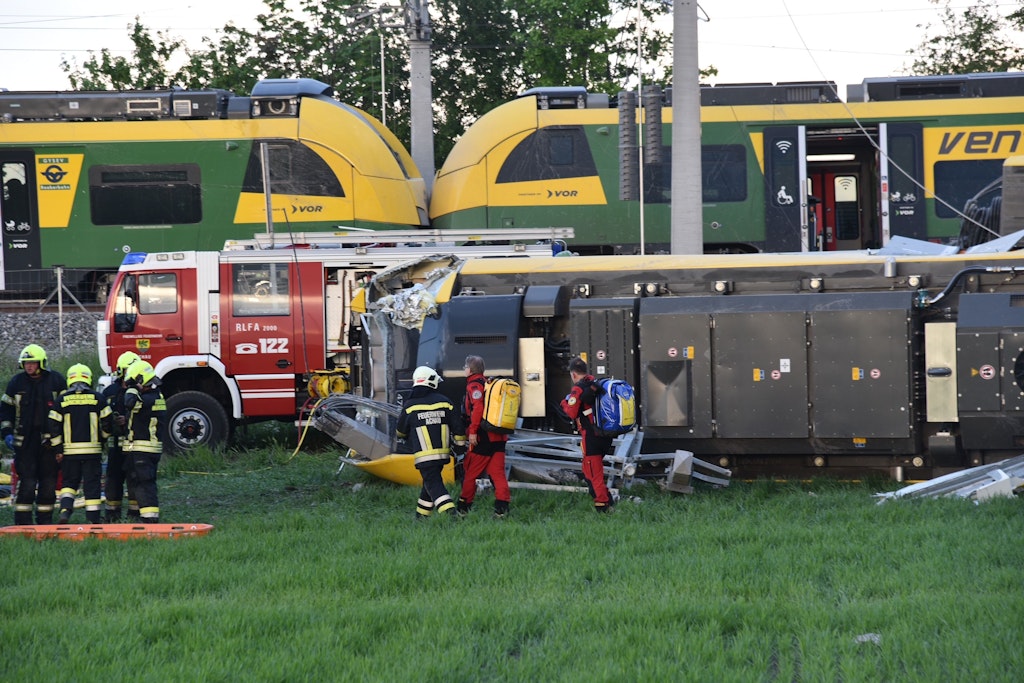 Rettungskräfte sind an der Unfallstelle im Einsatz. In Österreich hat sich am frühen Montagabend ein Zugunglück ereignet.
