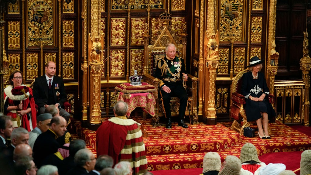 Prinz Charles wurde im Parlament flankiert von seiner Frau Camilla und seinem Sohn William.