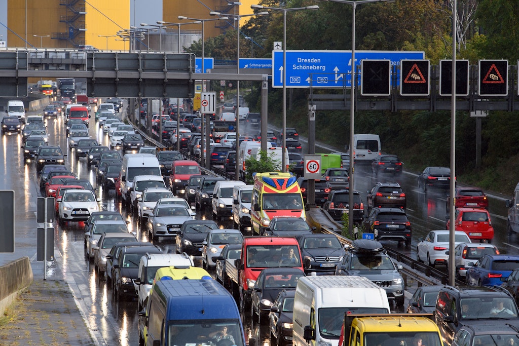 Die Berliner Stadtautobahnen sind am Morgen wieder überlastet.