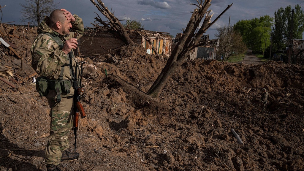 Ein ukrainischer Soldat inspiziert nach einem russischen Luftangriff in Bachmut das Terrain.