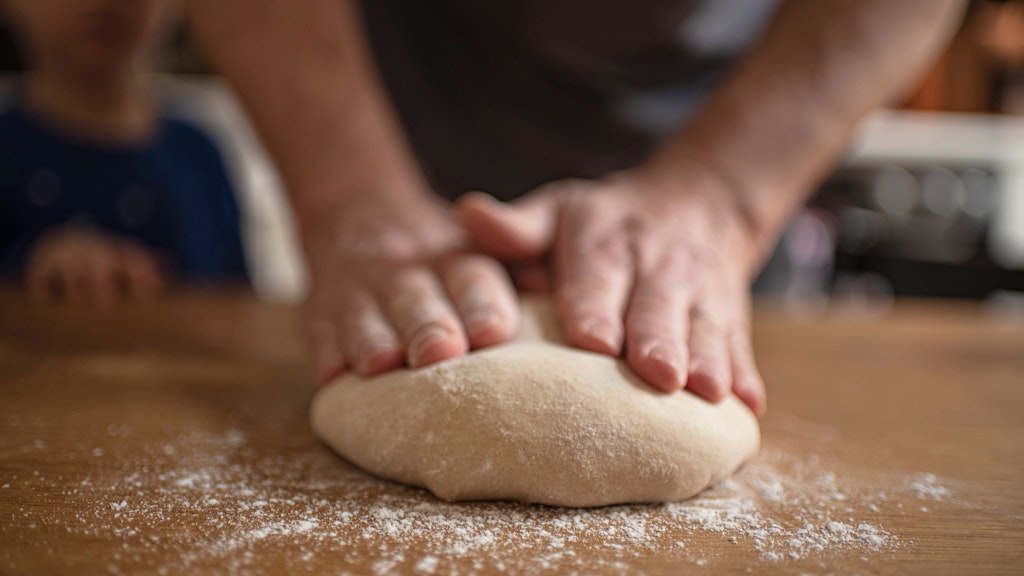 Insgesamt sollte der Pizzateig mindestens 15 Minuten geknetet werden.
