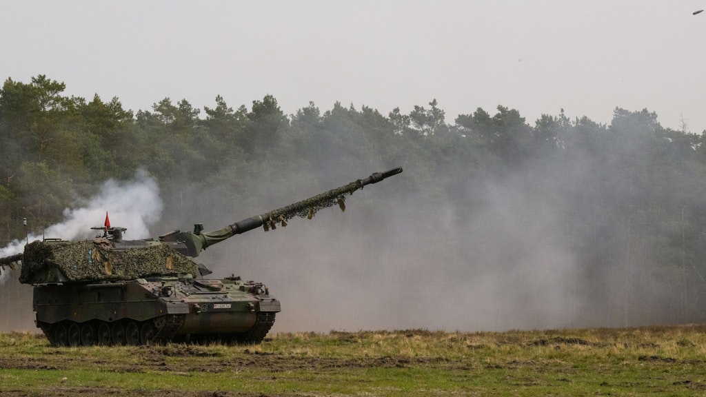 Panzerhaubitzen, wie sie die Ukraine bekommen soll, werden jeweils von fünf Soldaten bedient.