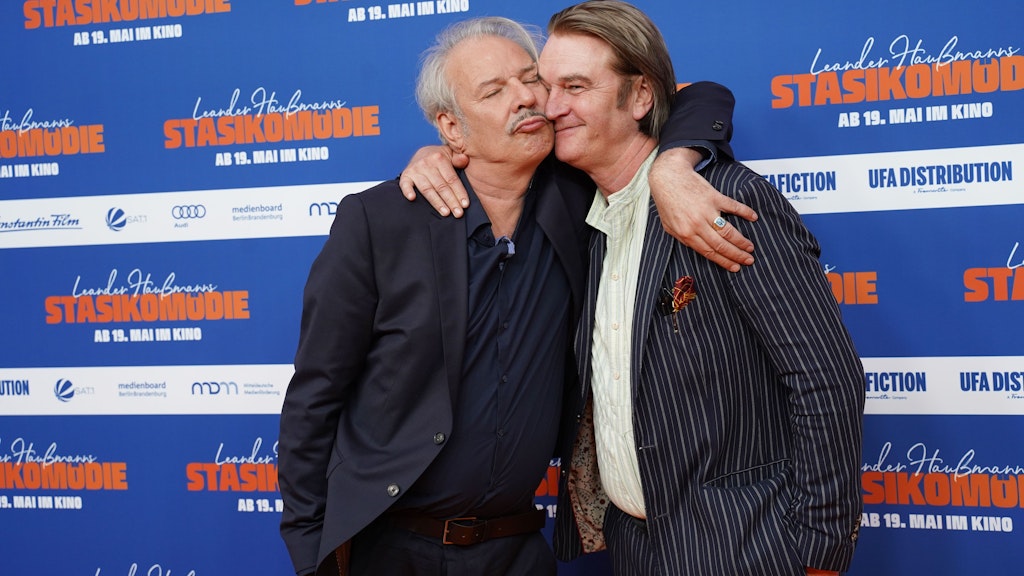 Schmatz! Stasikomödien-Regisseur Leander Haußmann (li.) bedankt sich bei der Weltpremiere in Berlin knutschend bei Detlev Buck.