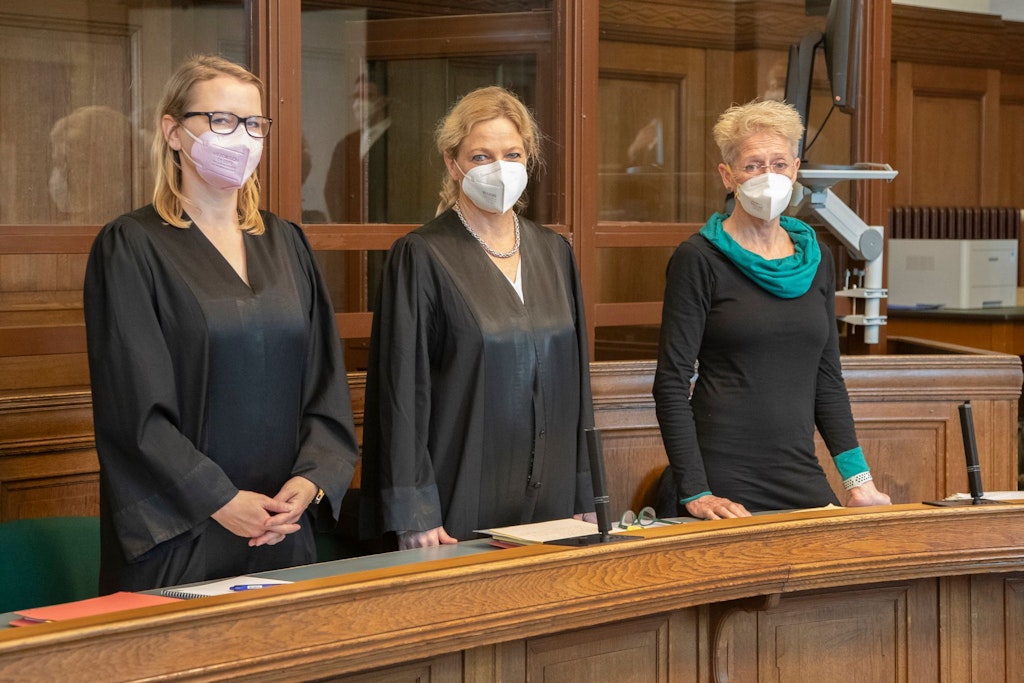 Die Angeklagte Dr. Babett R. (60, r.) mit ihren Verteidigerinnen.