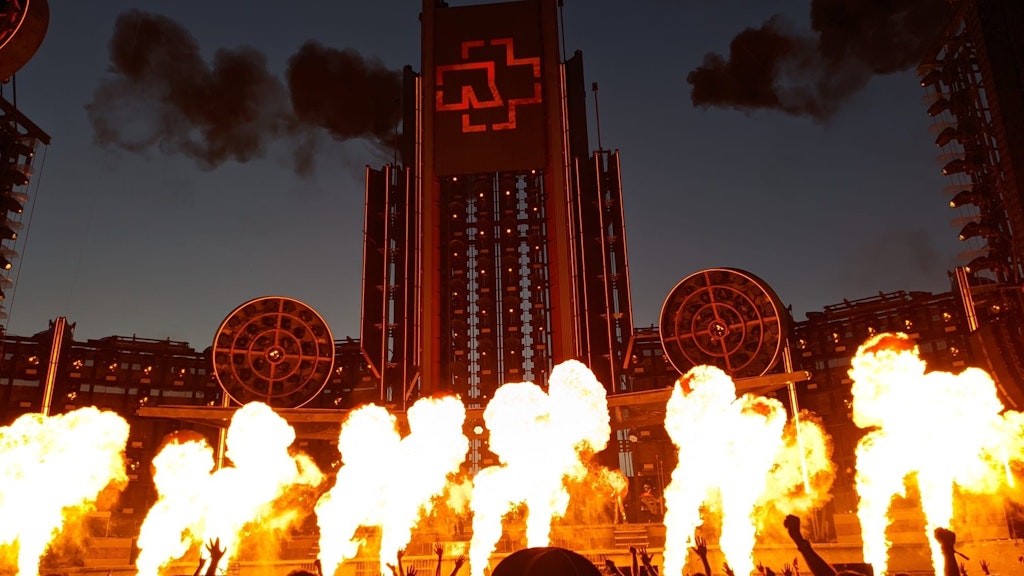 Eine gigantische Stahlkonstruktion und natürlich reichlich Flammen gehören zum Auftritt von Rammstein dazu.
