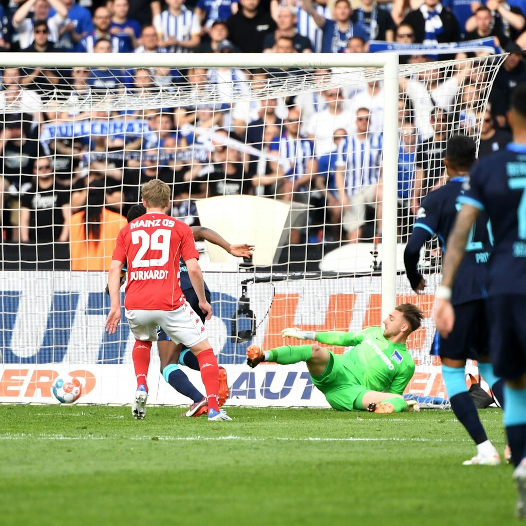 Gegen Mainz rutschte Herthas Marcel Lotka der Ball über die Torlinie zum 0:1.