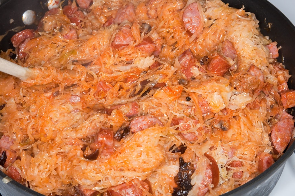 Bigos ist ein in Polen beliebter Eintopf mit Sauerkraut, Weißkohl und Fleisch.
