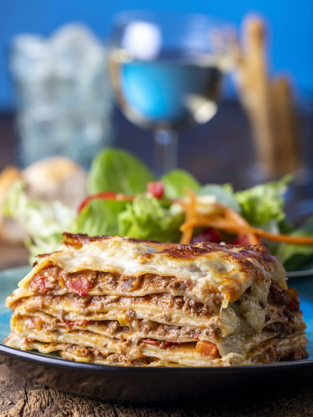 Bratwurst macht die Lasagne so besonders.