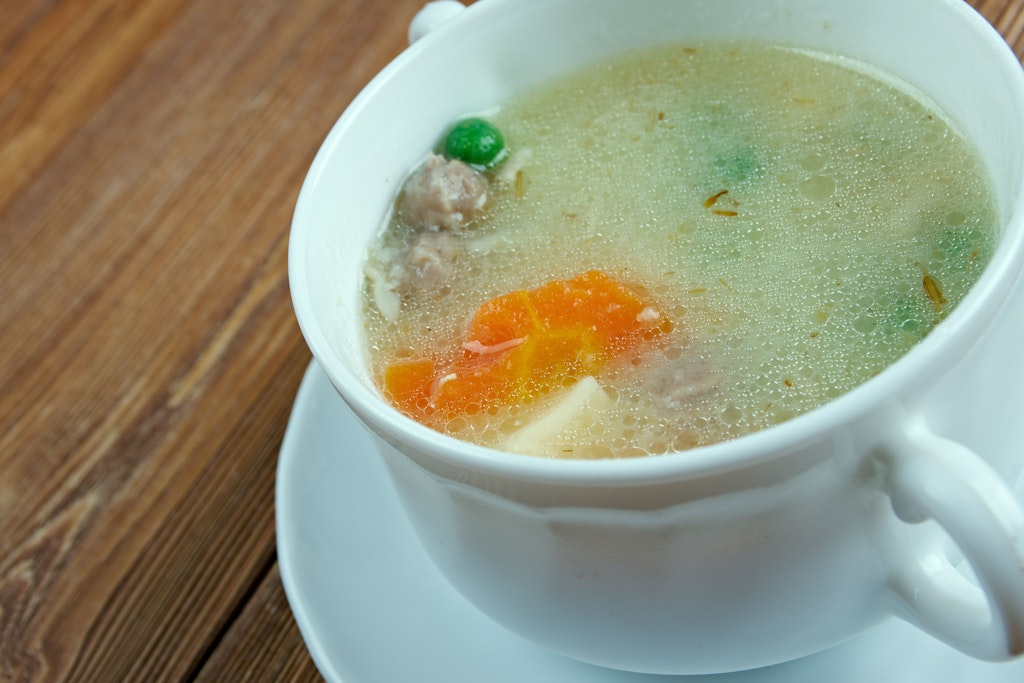 Natürlich können Sie auch noch ein wenig Gemüse in die Hochzeitssuppe geben.