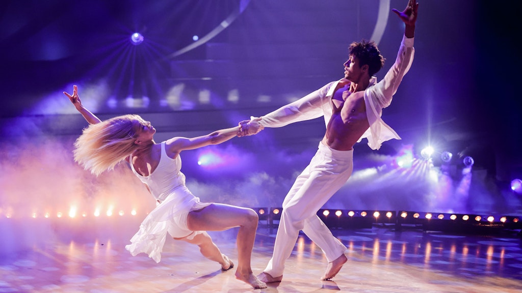Rene Casselly und Kathrin Menzinger tanzen im Halbfinale von „Let's Dance“ einen Contemporary.