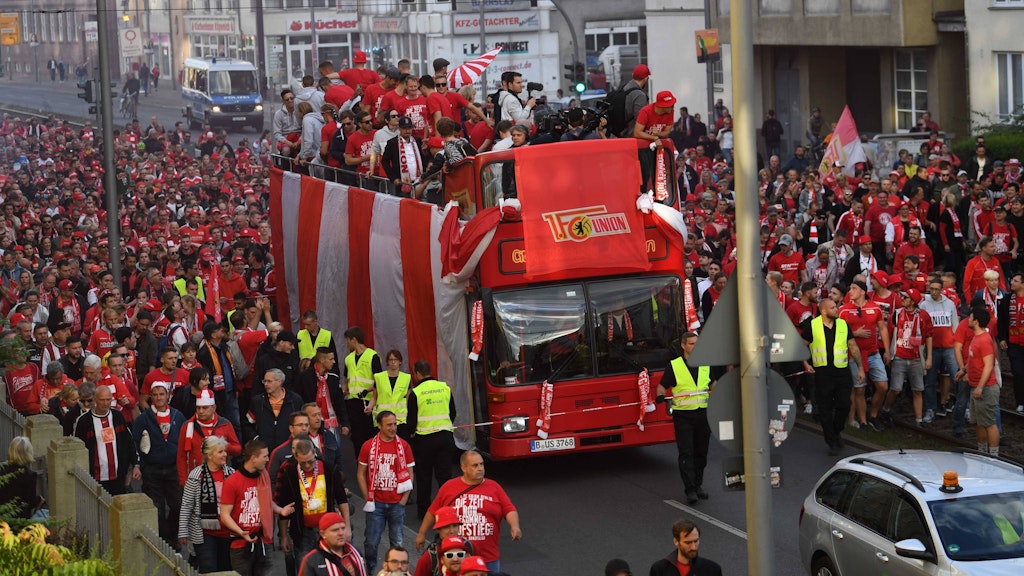 Nach dem Bundesliga-Aufstieg feierte der 1. FC Union in den Straßen von Köpenick. Die Europa-Party nach dem Bochum-Spiel steigt diesmal vor der Alten Försterei.