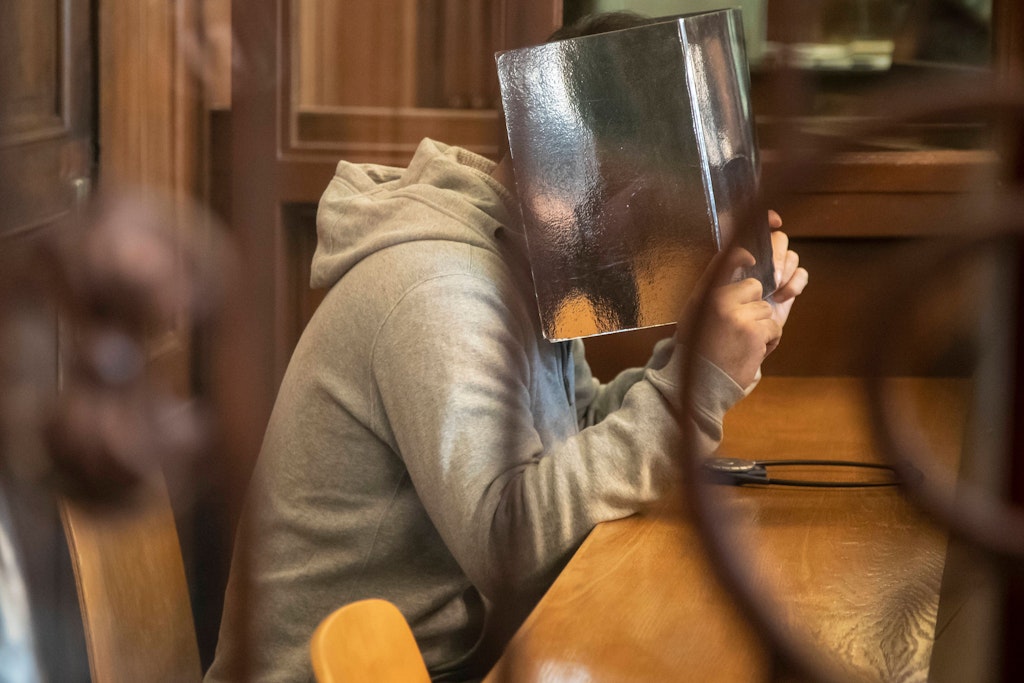 Yousuf H. schweigt seit Wochen vor Gericht. Es geht um Schwestermord im Namen der „Ehre“.