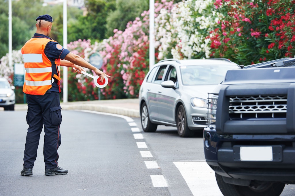 Eine Verkehrskontrolle in Italien. Bei Betrunkenheitsfahrten kann das Auto beschlagnahmt werden.
