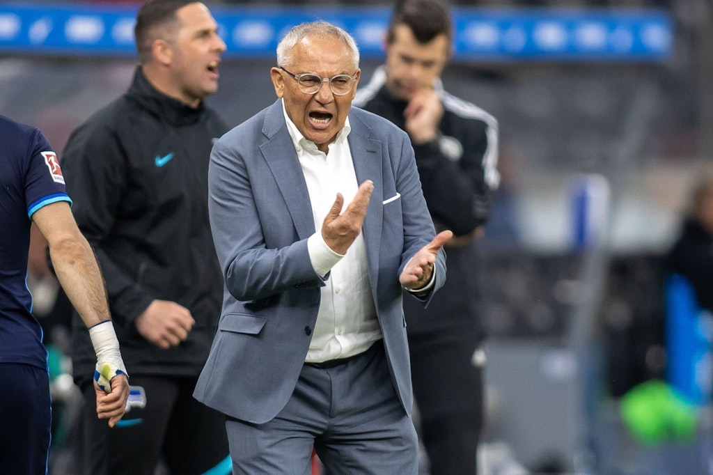 68 Jahre alt, aber noch immer ein Energiebündel. Felix Magath heizt den Hertha-Profis ein.