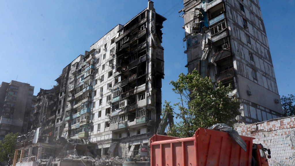 Mariupol: Ein durch Beschuss schwer beschädigtes Wohngebäude.