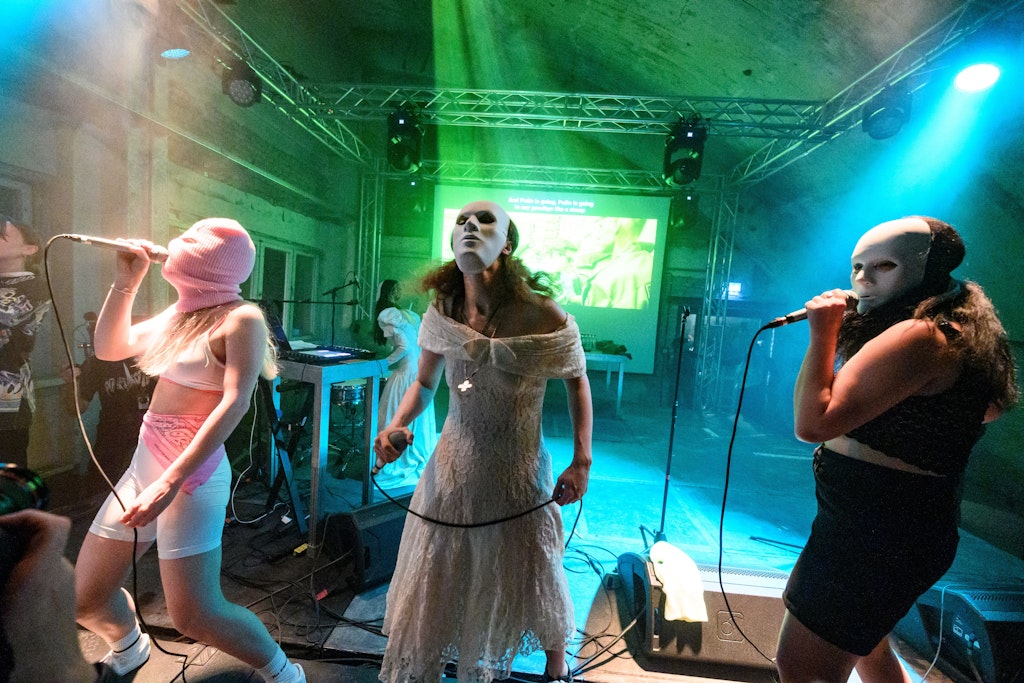 Berlin: Diana Burkot (v. l.), Maria Aljochina und Olga Borisova treten beim Konzert der kremlkritischen und feministischen Band Pussy Riot im Funkhaus Berlin auf.