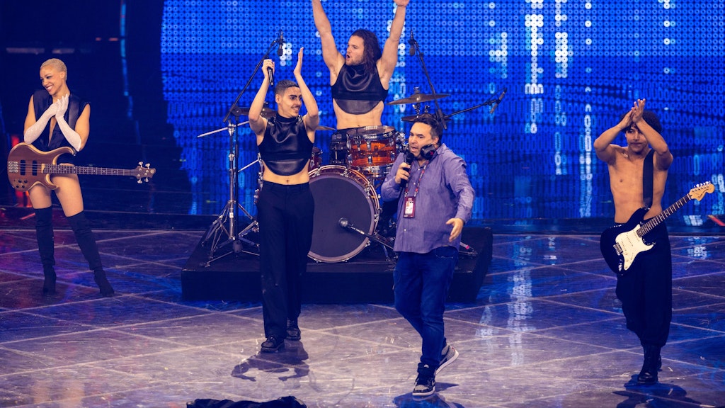 Ein Aufnahmeleiter entschuldig sich für den Ersatzauftritt bei der dritten Generalprobe für das Finale des Eurovision Song Contest (ESC). Geplant war die italienische Gewinnerband Måneskin von 2021, stattdessen wurde ihr neuer Song «Supermodel» zwar eingespielt, auf der Bühne standen jedoch statt der Bandmitglieder ersatzweise Tänzer.