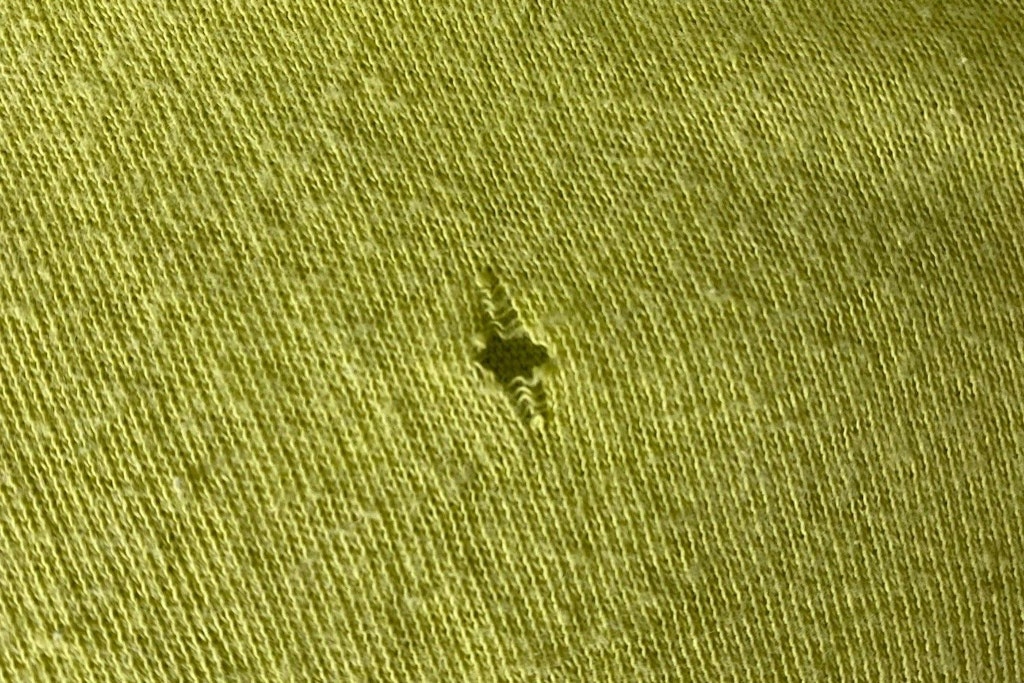Passiert Ihnen das auch immer wieder? Schon kurz nach dem Kauf eines neuen T-Shirts oder Pullovers entdecken Sie kleine Löcher im Stoff.