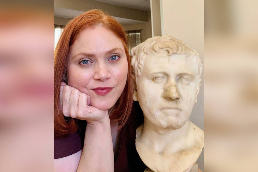 Antiquitätenhändlerin Laura Young mit der antiken Büste.