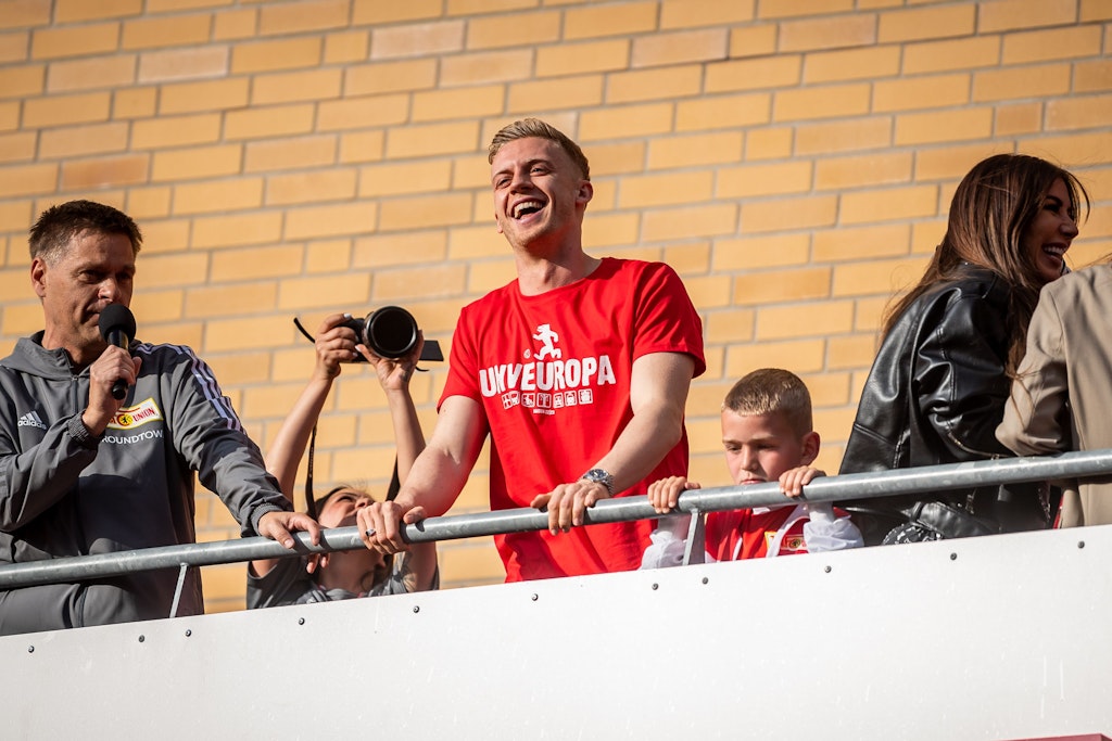 Timo Baumgartl vom 1. FC Union feiert nach dem letzten Spieltag und dem 3:2 gegen den VfL Bochum ausgelassen auf dem Balkon der Alten Försterei.