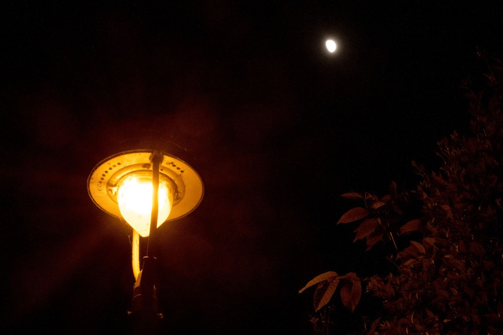 Eine historische Gaslaterne beleuchtet eine Straße in der Altstadt von Mainz. Angesichts drastisch gestiegener Energiekosten planen erste Städte weitere Einsparungen bei der Straßenbeleuchtung.