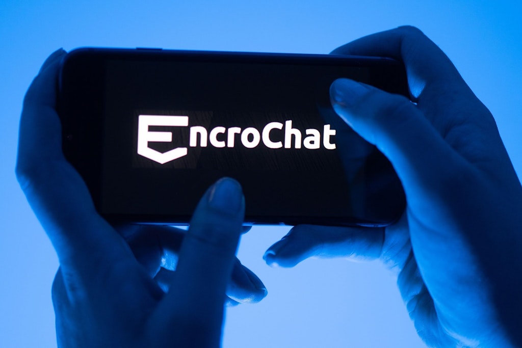 Das Logo des Messengerdienstes Encrochat auf dem Display eines Smartphones