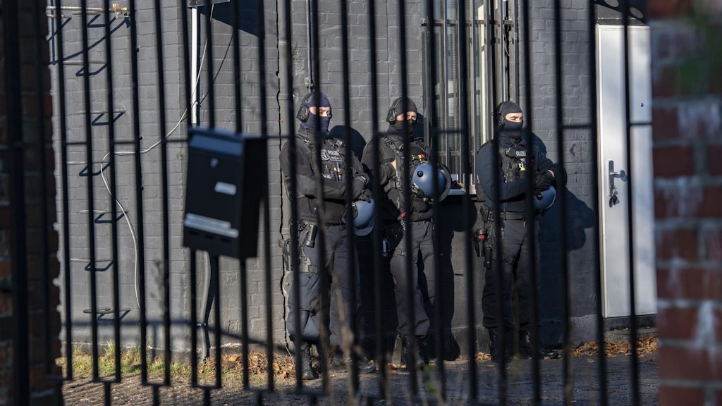 Wegen Encrochat aufgeflogen: Im Oktober 2021 stürmt die Polizei ein Domizil der Hells Angels in Weißensee.
