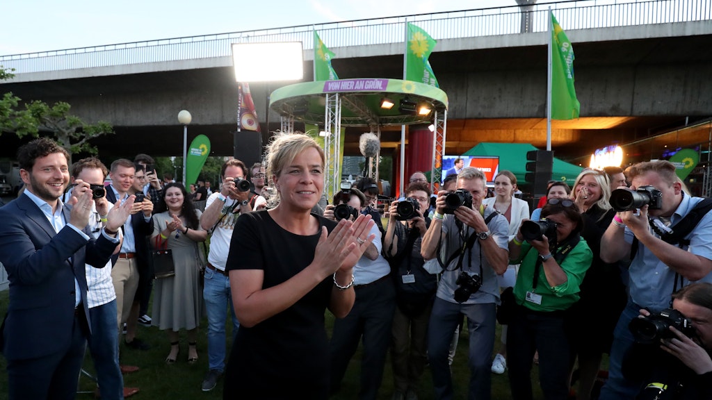 Mona Neubaur (M), NRW-Spitzenkandidatin von Bündnis 90/Die Grünen, bei der Wahlparty der Grünen in Düsseldorf.