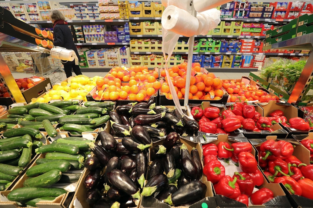 Obst- und Gemüse im Supermarkt: Das ist in diesem Jahr zum Teil billiger als vor zwölf Monaten.