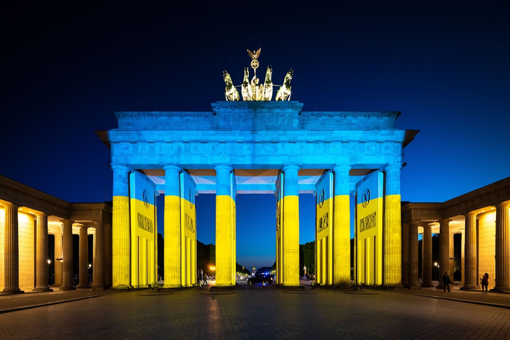Zeichen der Solidarität in Berlin: Das Brandenburger Tor leuchtet in den Farben der Ukraine.