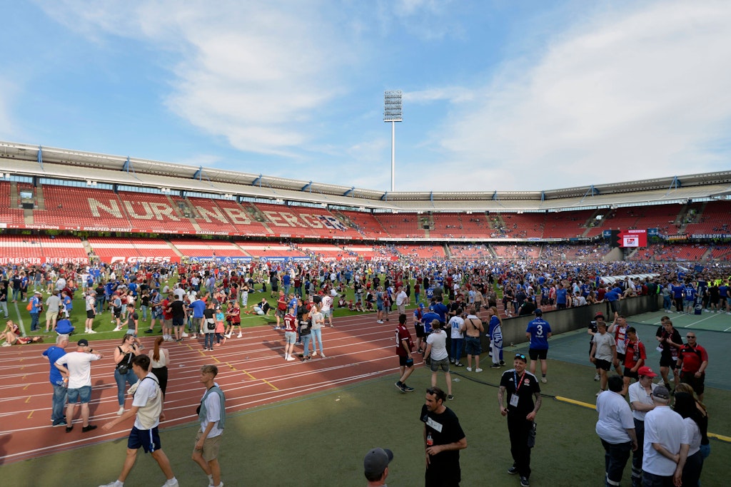 Fans von Schalke und Nürnberg stürmten am letzten Spieltag den Platz, nachdem Schalke Meister in der zweiten Liga wurde.