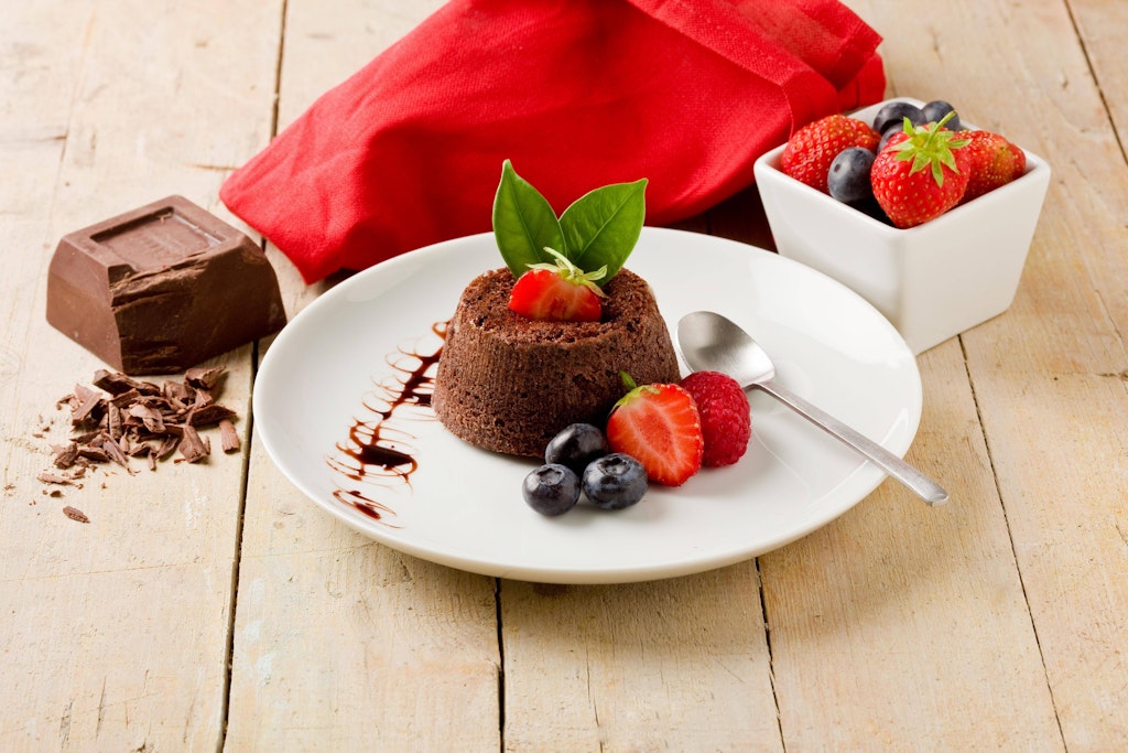 Zu einem leckeren Mousse au Chocolat schmecken frische Früchte besonders gut.