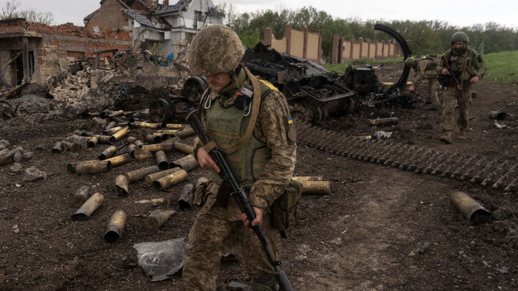 Ukrainische Soldaten patrouillieren in einem kürzlich zurückeroberten Dorf nördlich von Charkiw in der Ostukraine.