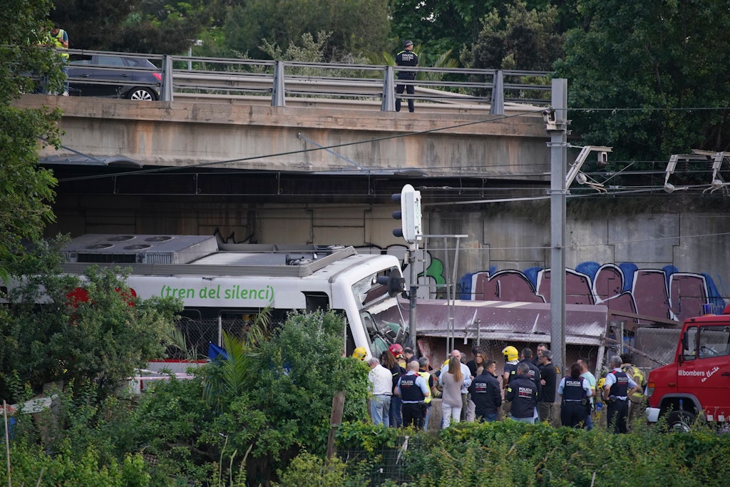 Nach dem Crash mit dem Güterzug blieb von dem Passagierzug nicht viel übrig.