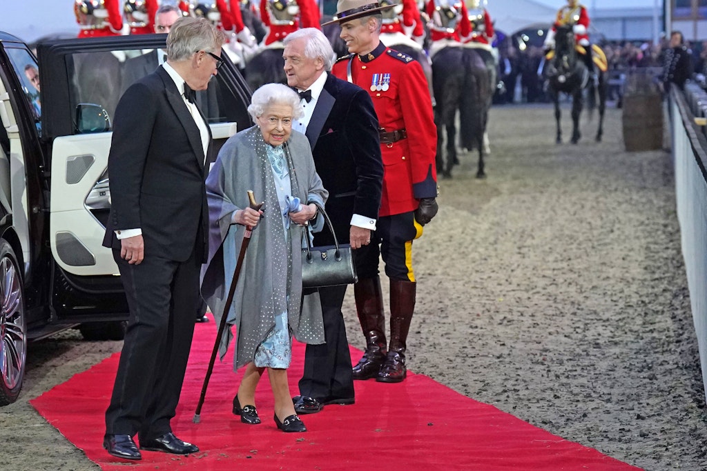 Queen Elizabeth II. trifft zur Show „Ein Galopp durch die Geschichte“ ein.