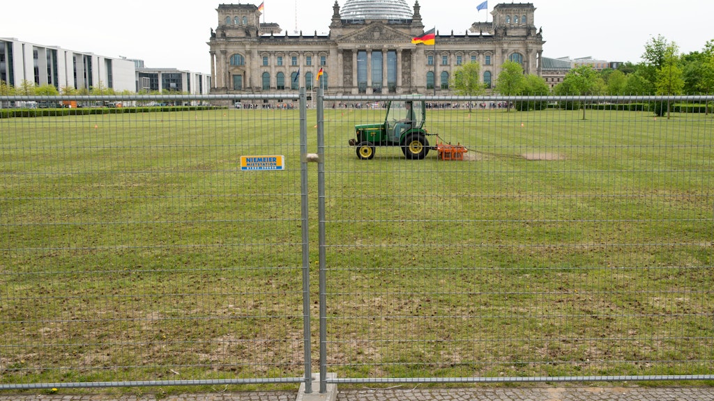 Auch der lädierte Rasen vor dem Reichstag in Berlin musste schon gesperrt werden.