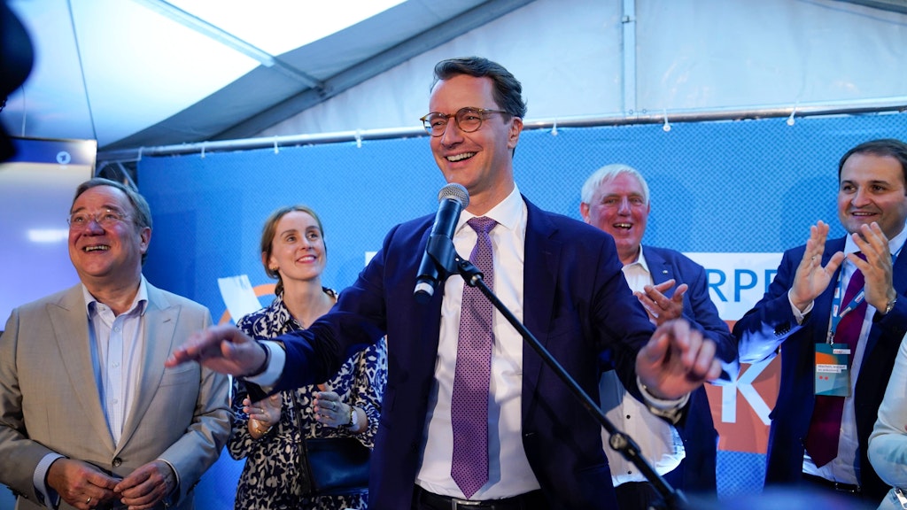 Bei der CDU-Wahlparty erschien auch Armin Laschet (l.), der Vorgänger von Wahlsieger Hendrik Wüst (M.). Dann wurde lautstark gefeiert, bis das Ordnungsamt kam.
