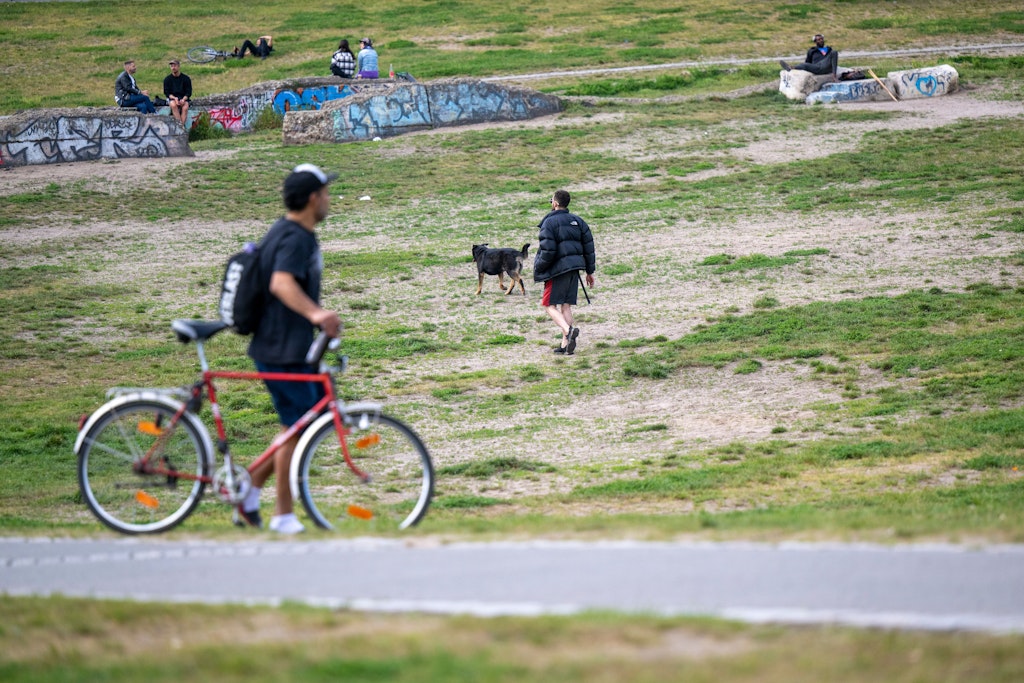 Berlin: Die Rasenflächen leiden in den vollen Innenstadtparks Jahr für Jahr immer mehr unter den Menschenmassen. Der Görlitzer Park gehört dazu.